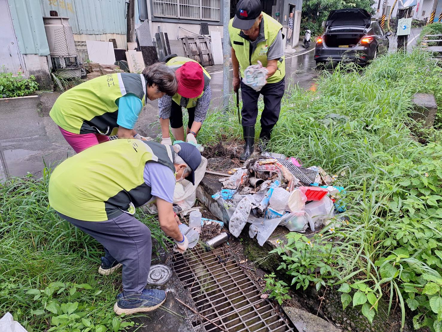 113年9月30日山陀兒颱風八里區偵水志工協助清除水溝垃圾